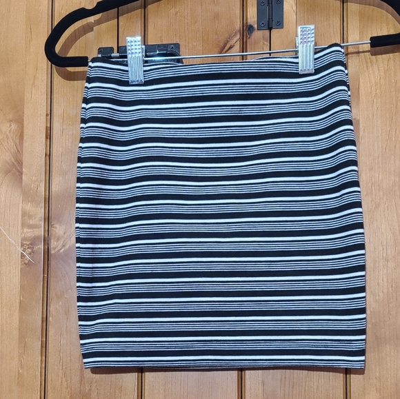 Guess skirt no size tag see measurements  I think it's a small - Picture 1 of 5